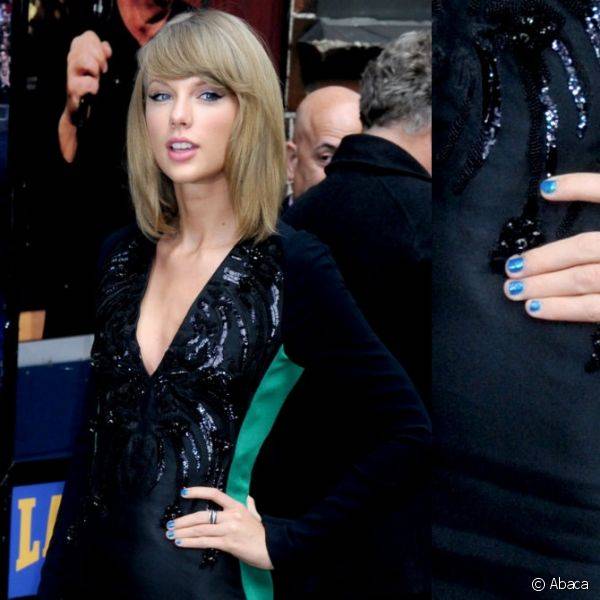 Taylor Swift decorou as unhas com esmalte azul cobalto para participar do programa 